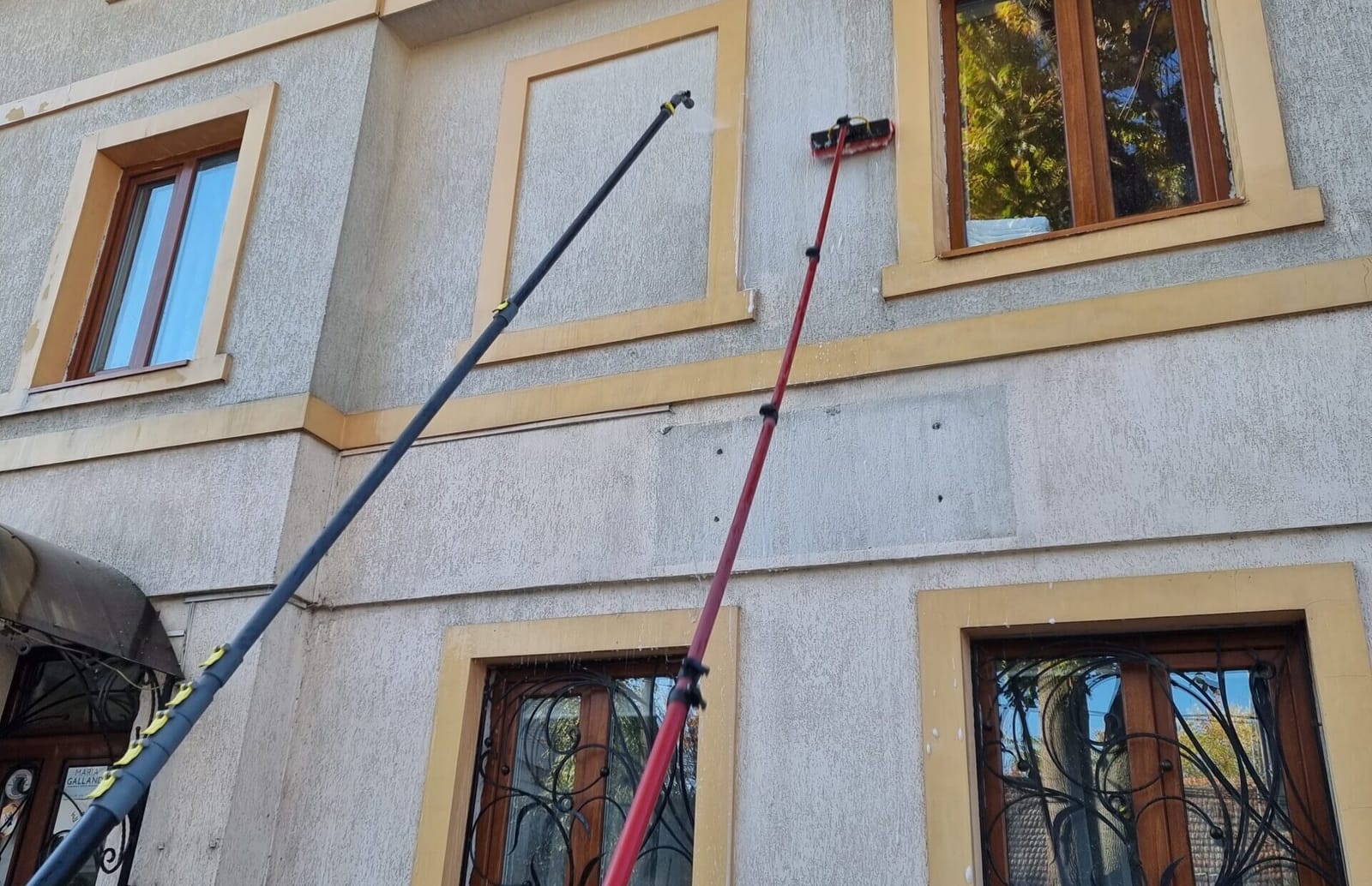 Fațada unei case spălată cu coadă telescopică și apă demineralizată