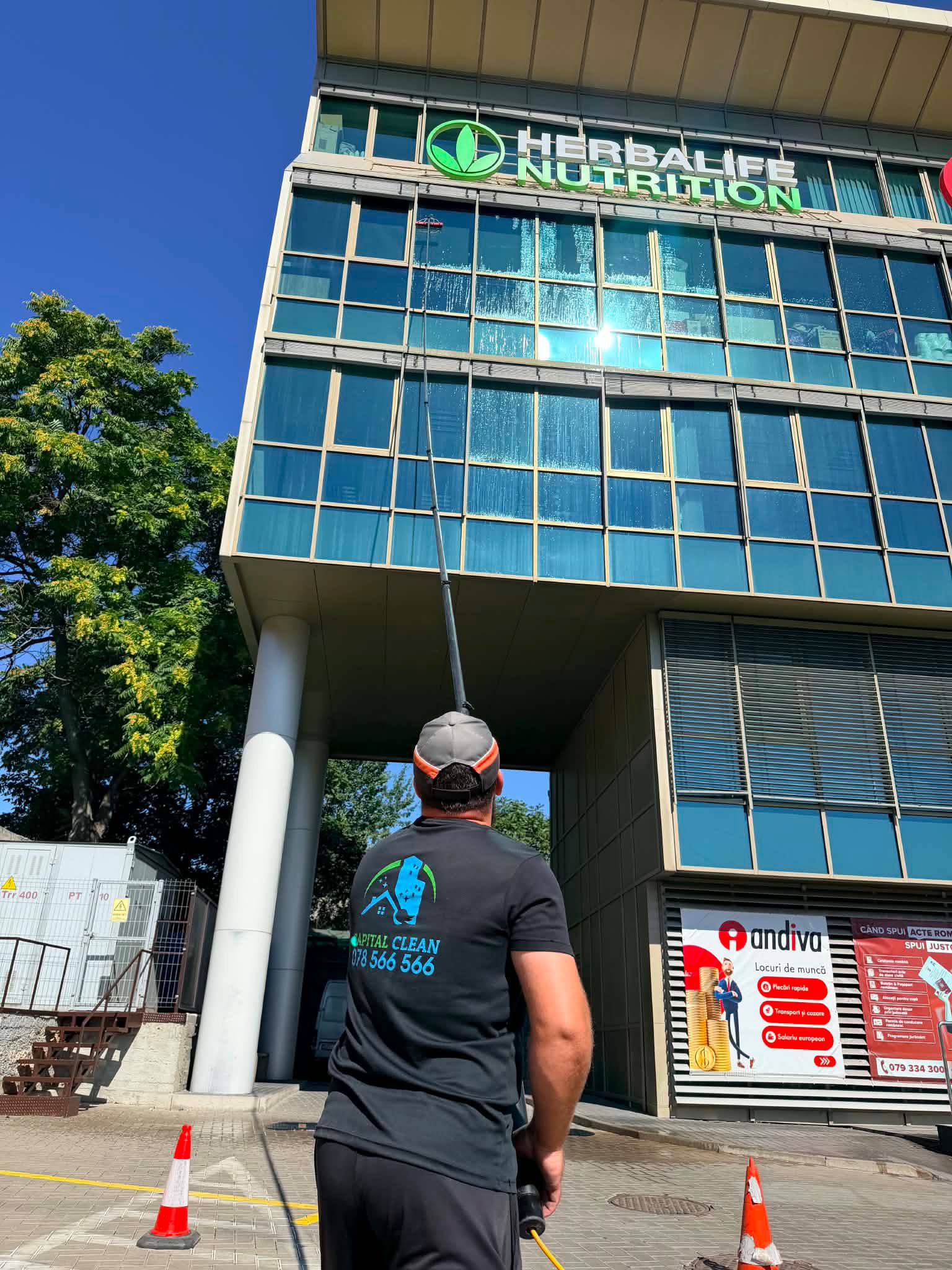 Echipa Capital Clean la lucru pe o fațadă din Chișinău